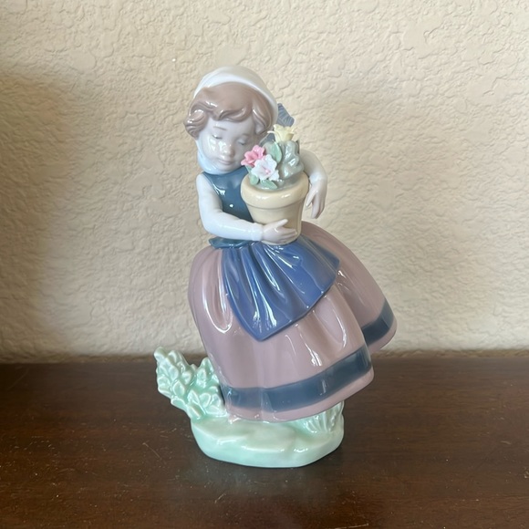 Lladro Other - Lladro #01005223 Spring Is Here Linda Con Maceta